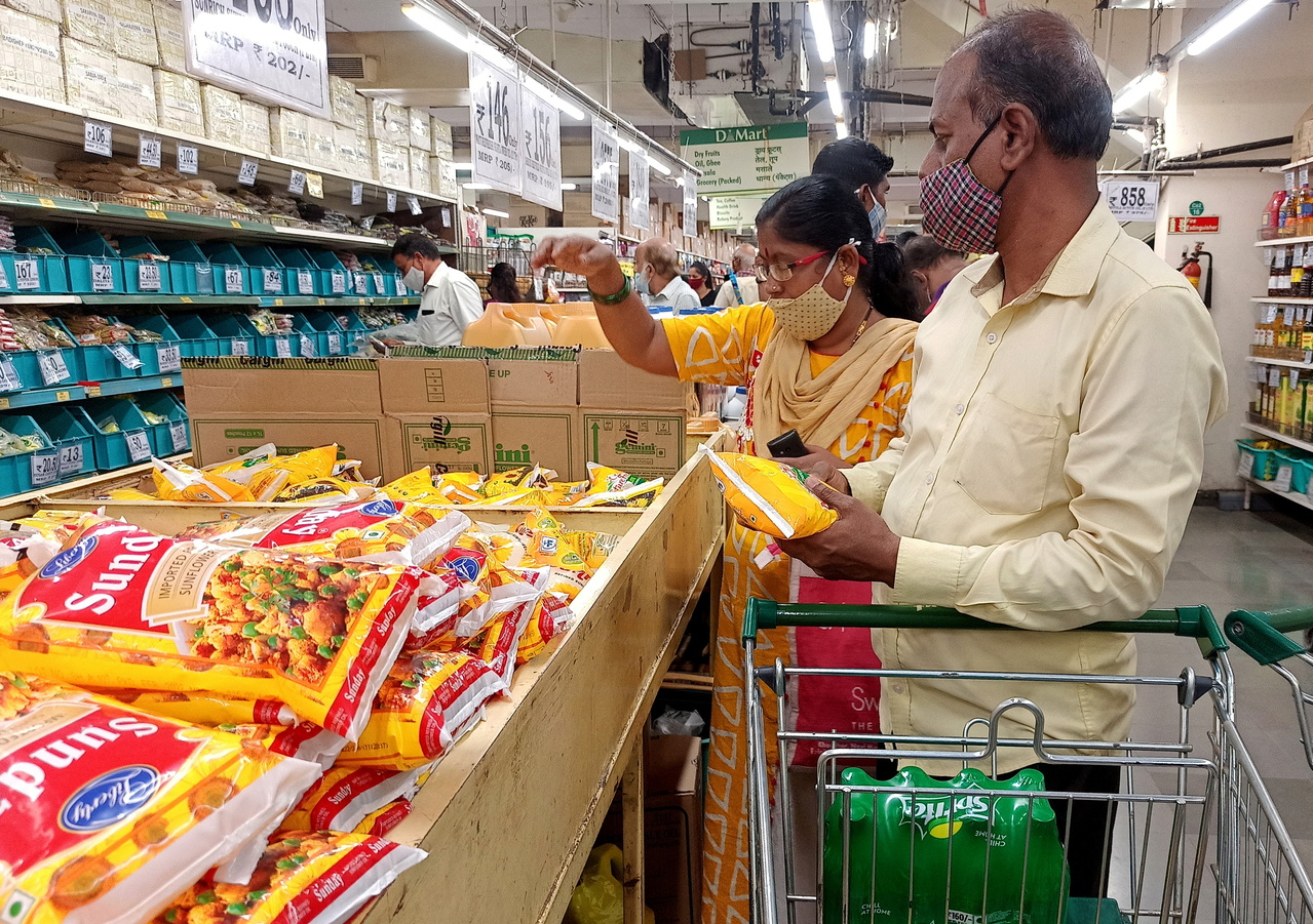 Các hộ gia đình Ấn Độ chịu áp lực nặng nề khi giá lương thực tăng cao.