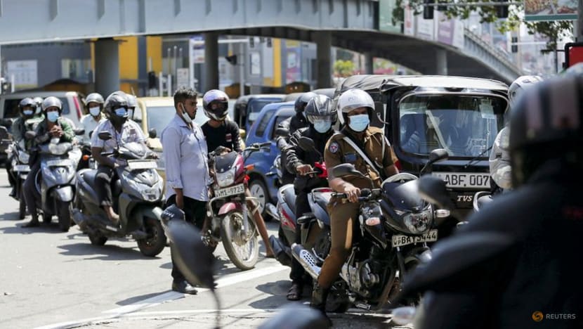Các chủ phương tiện xếp hàng chờ đổ đầy bình trong thời gian cúp điện tại một trạm nhiên liệu của Tập đoàn Dầu khí Ceylon ở Nugegoda, Colombo, Sri Lanka, ngày 24 tháng 2 năm 2022. (Ảnh: Reuters / Dinuka Liyanawatte)