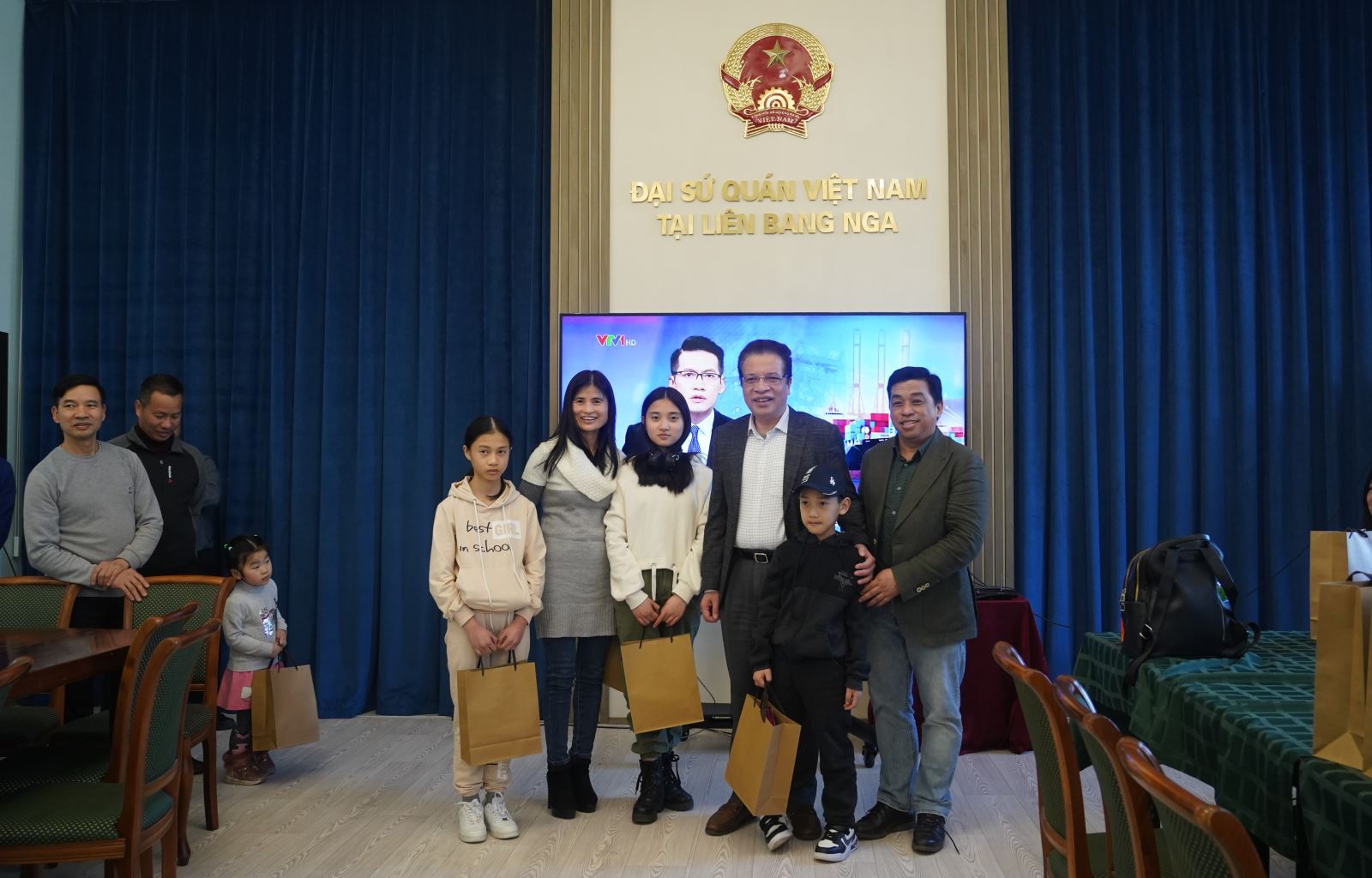 Đại sứ Việt Nam tại LB Nga Đặng Minh Khôi chụp ảnh với gia đình chị Nguyễn Thị Bích Vân và 3 con tản cư từ Kharkov