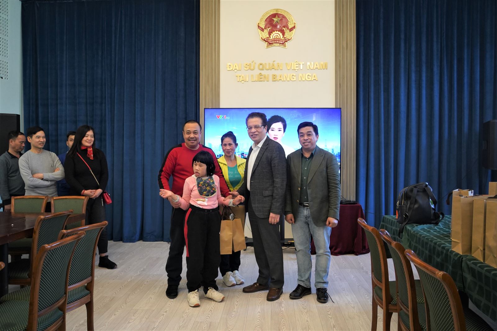 Đại sứ Việt Nam tại LB Nga Đặng Minh Khôi chụp ảnh với gia đình anh Phạm Văn Duẩn, cháu Phạm Bảo Quỳnh tản cư từ Kherson.