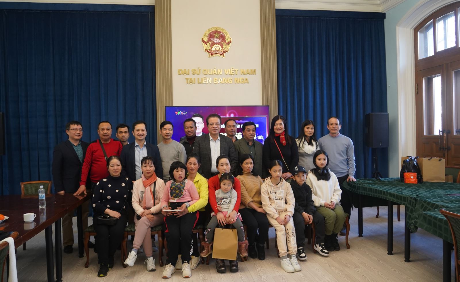 Đại sứ Việt Nam tại LB Nga, cán bộ Đại sứ quán chụp ảnh chung với 18 người tản cư từ Ukraine