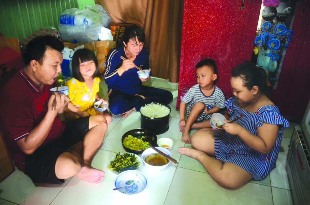 Gia đình chị Trang chắt bóp chi tiêu trong từng bữa cơm ẢNH: PHÙNG HUY