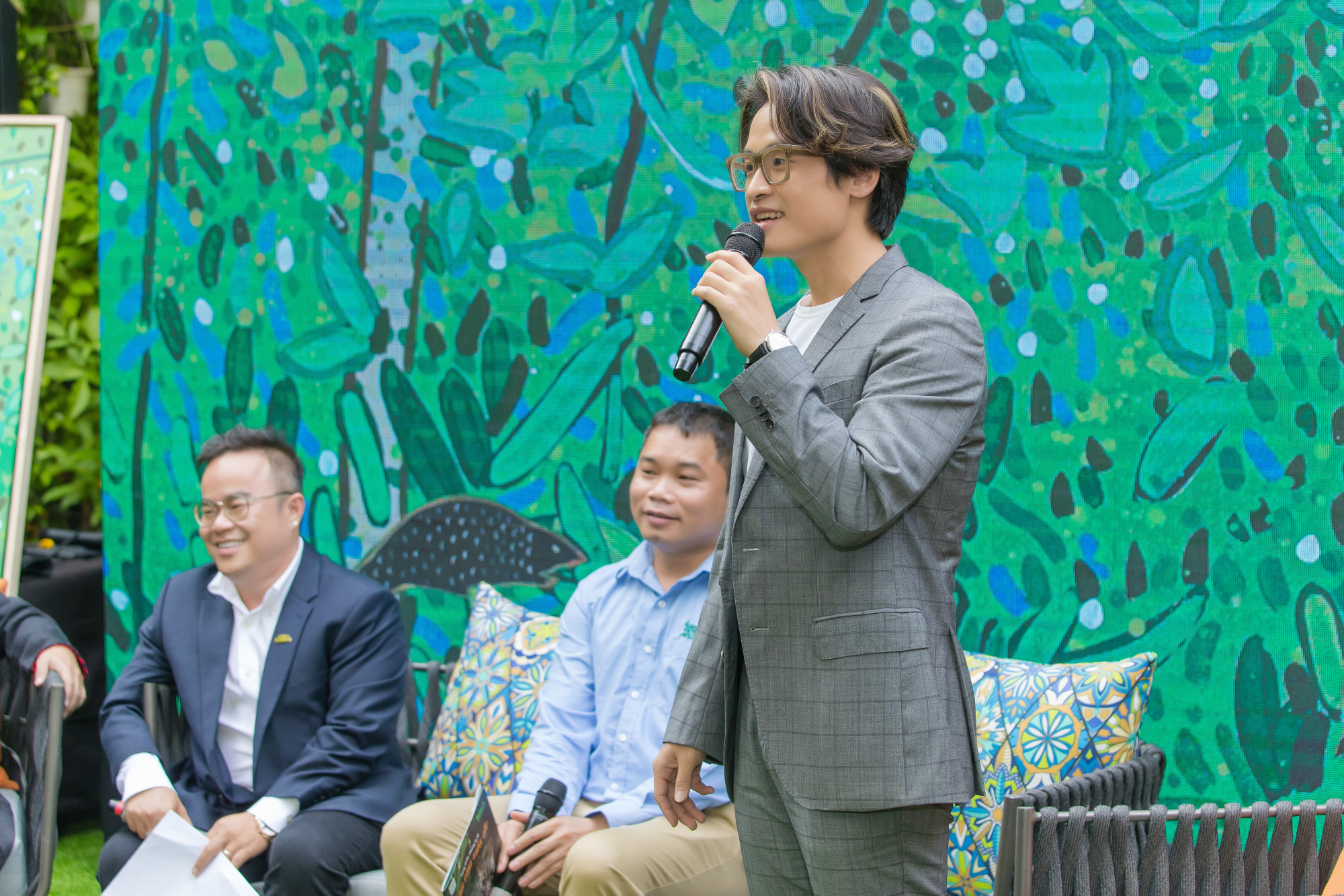 Ca sĩ Hà Anh Tuấn trong buổi chia sẻ về kế hoạch hợp tác mở rộng việc trồng rừng trong thời gian tới
