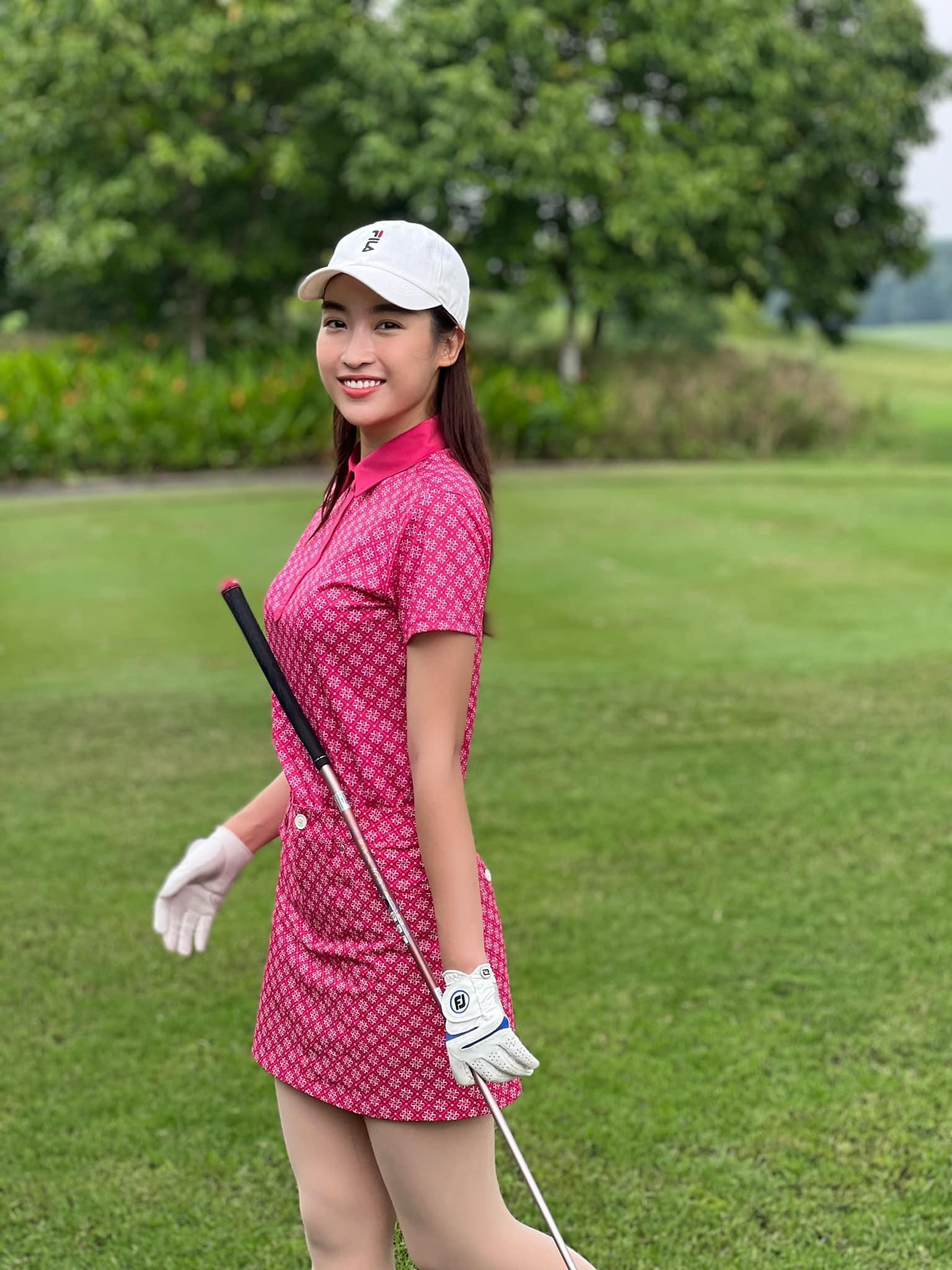 Hoa hậu Đỗ Mỹ Linh cũng đam mê chơi golf. Thời gian qua, cô thường xuyên xuất hiện tại sân golf với loạt trang phục nổi bật. 