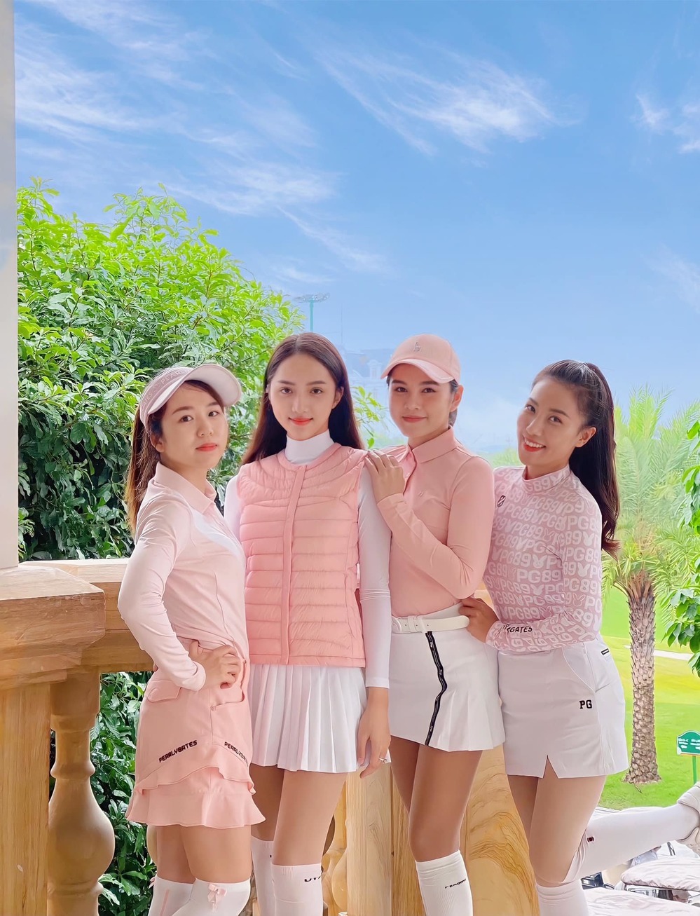Ca sĩ Hương Giang (thứ 2 từ trái sang) gần đây cũng yêu thích golf. Cô thường tụ tập bạn bè, có khi đi cùng người yêu để luyện tập.
