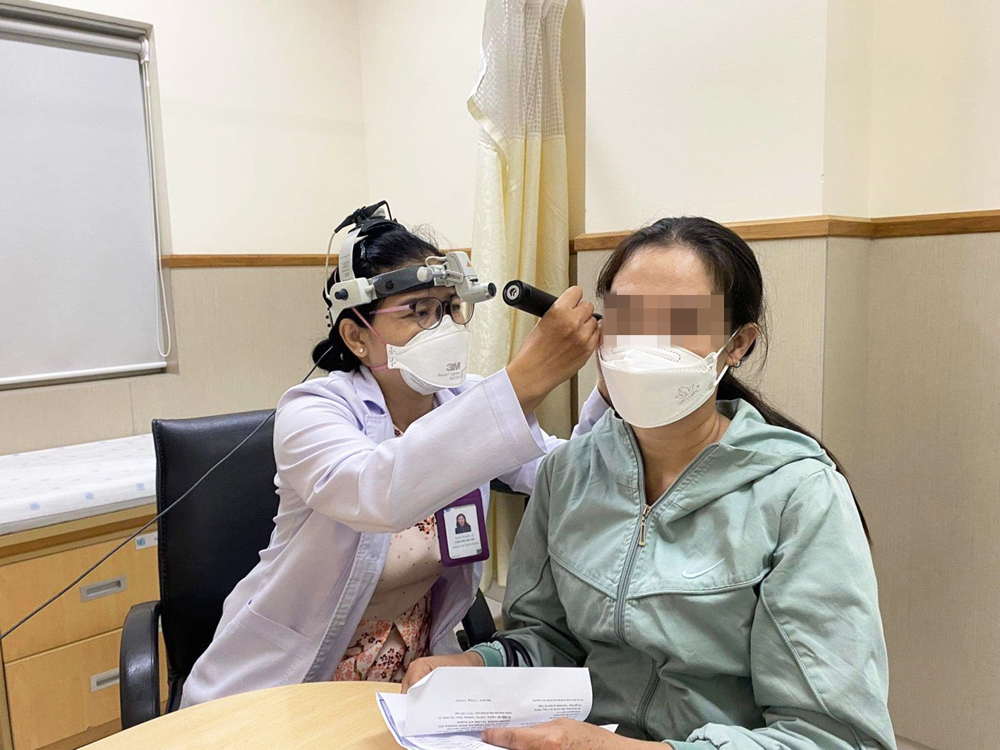 Bác sĩ Văn Thị Hải Hà đang khám cho một trường hợp bị viêm tai giữa sau khi mắc COVID-19