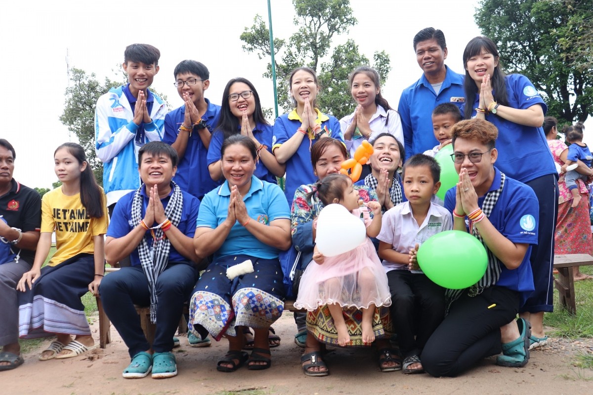 Tuấn Khanh hòa đồng cùng người dân bản xứ tại nước bạn Lào - Ảnh: FBNV