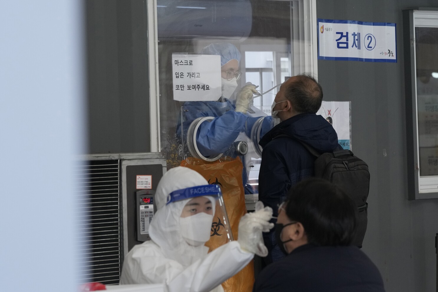 Số ca mắc COVID-19 và tử vong vẫn tiếp tục tăng nhanh tại Hàn Quốc.