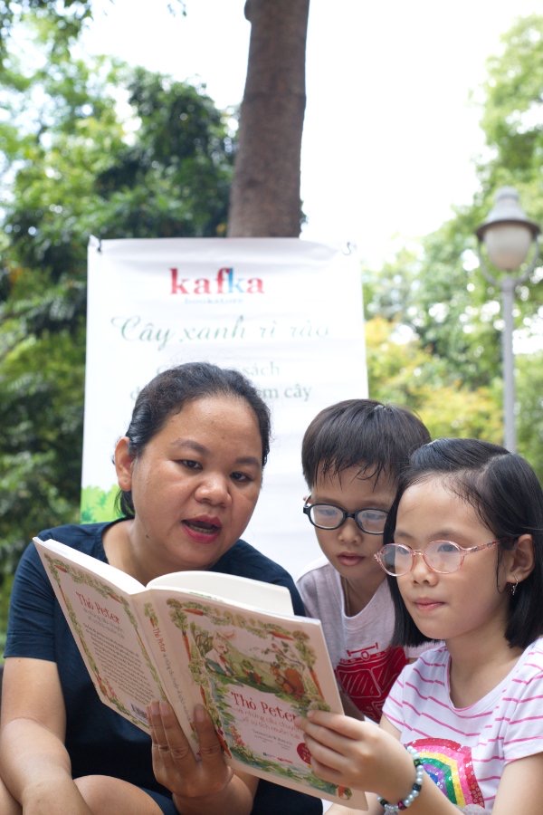 Chị Trần Thị Thanh Thuận trong một lần đọc sách dưới vòm cây cùng trẻ nhỏ.