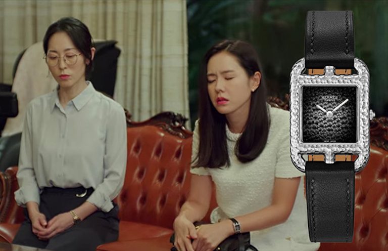 Nối dài danh sách bộ sưu tập đồng hồ của Son Ye Jin là chiếc Hermès Cape Cod Martelee, có giá khoảng 3.500 USD. Mẫu thiết kế gây ấn tượng với hình dạng hình vuông bên trong hình chữ nhật độc đáo và hai mắt xích Chaîne d'Ancre, một họa tiết mang tính biểu tượng được tạo ra bởi Robert Dumas vào năm 1938 được lấy cảm hứng từ dây xích neo.