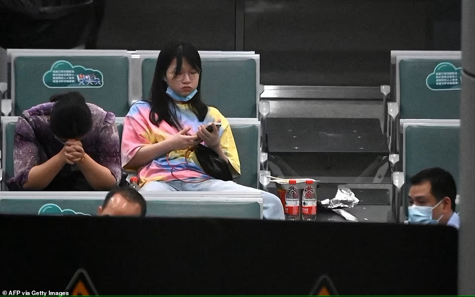 Người thân của hành khách trên chuyến bay China Eastern MU5375 chờ đợi tại Sân bay quốc tế Bạch Vân Quảng Châu