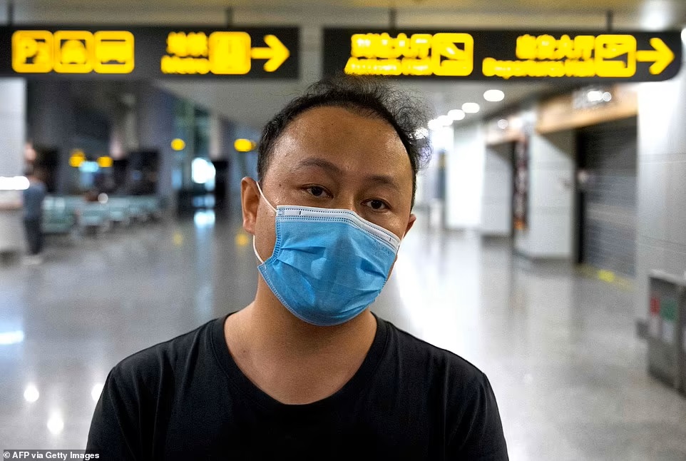 Hey Ye, đồng nghiệp của một trong những hành khách trên chuyến bay MU5375 của China Eastern, nói chuyện với các nhà báo, sau khi máy bay gặp tai nạn trên đường đến sân bay quốc tế Bạch Vân Quảng Châu, miền nam Trung Quốc.