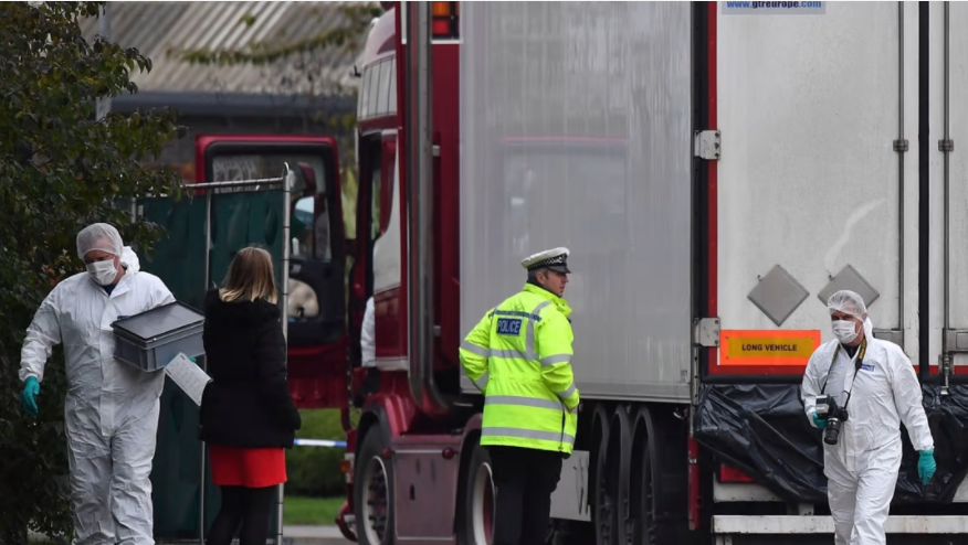 Các nhân viên pháp y của Anh làm việc trên chiếc xe tải được phát hiện chứa thi thể của 39 người, tại một khu công nghiệp ở phía đông London vào ngày 23 tháng 10 năm 2019. Ảnh: AFP
