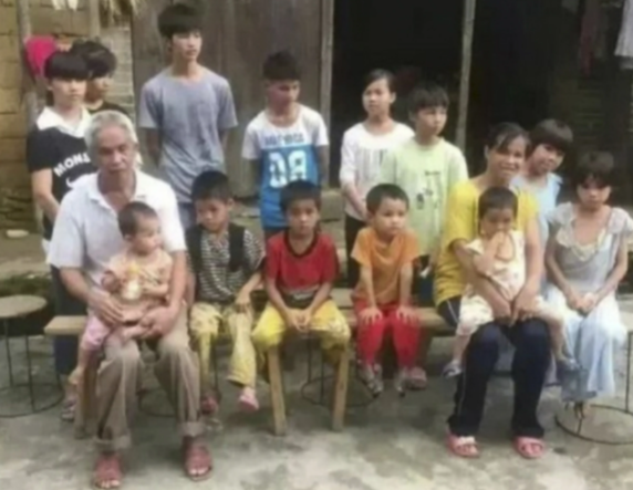 Gia đình ông Liang có 4 con trai và 11 con gái