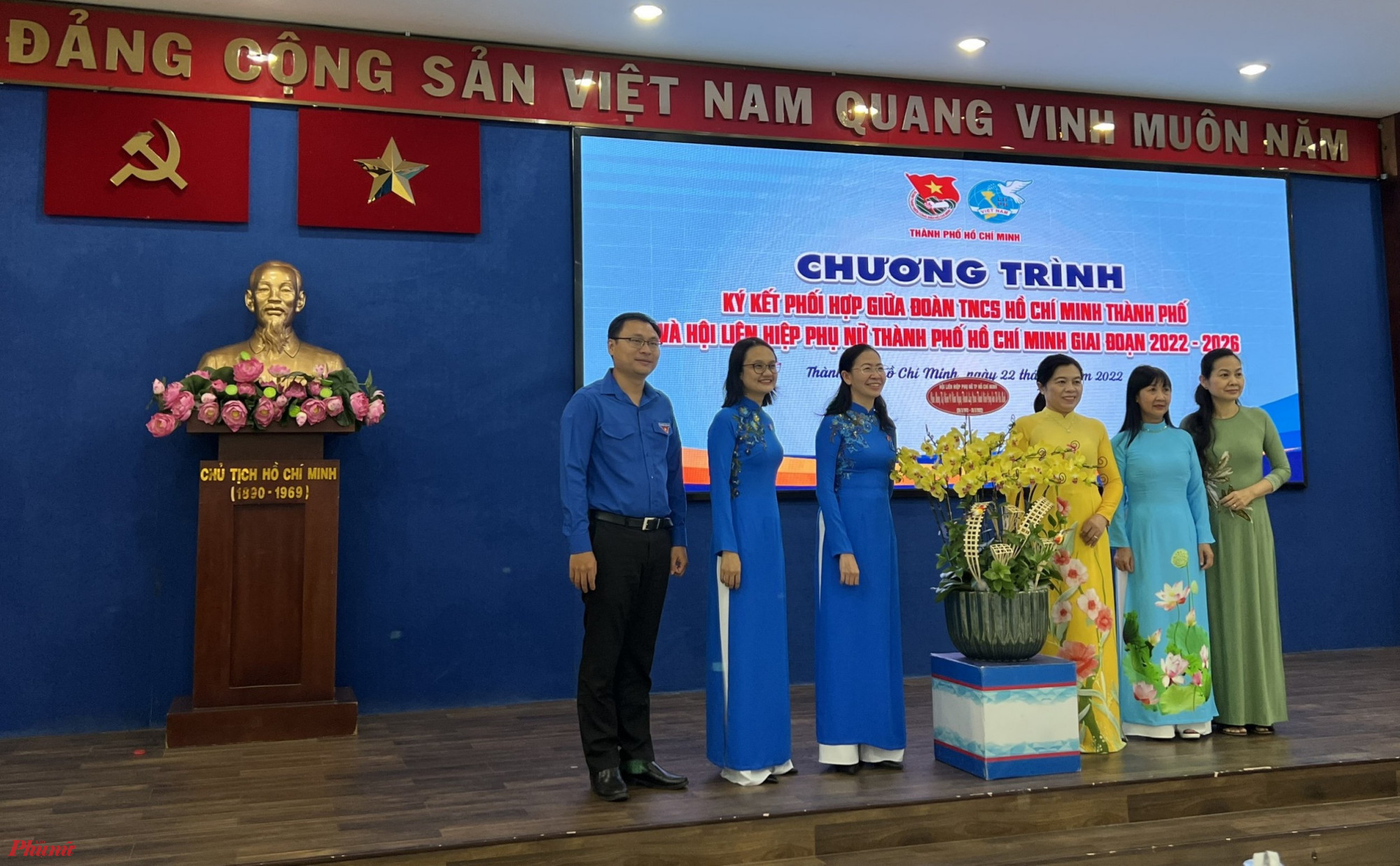 Dịp này, Hội LHPN TPHCM gửi hoa chúc mừng kỷ niệm 91 năm Ngày thành lập Đoàn Thanh niên Cộng sản Hồ Chí Minh.