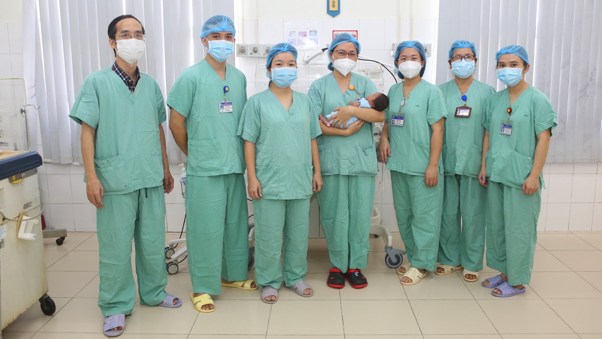 Các bác sĩ chụp hình kỷ niệm cùng chị mẹ con thai phụ Trần Thị Nhi 