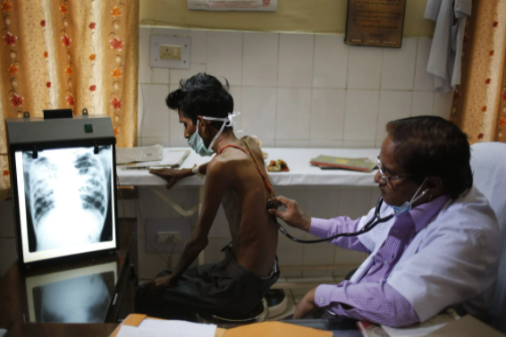 Một bác sĩ khám cho một bệnh nhân lao trong bệnh viện lao của chính phủ ở Allahabad, Ấn Độ. Ảnh: AP