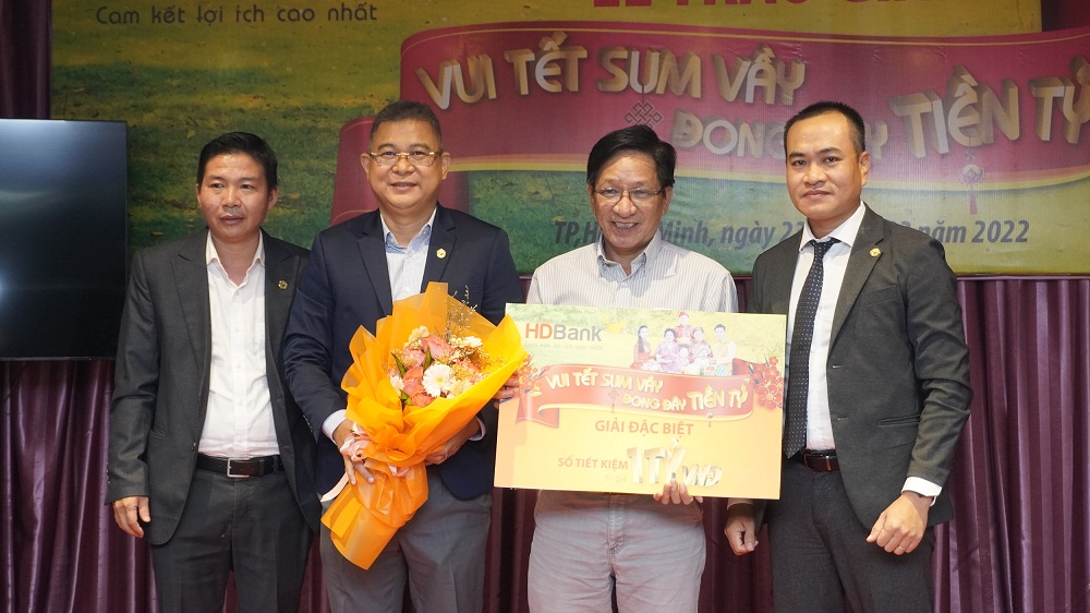 Đại diện lãnh đạo HDBank trao giải Đặc biệt - 1 tỷ đồng cho khách hàng Nguyễn Đình Đạo - Ảnh: HDBank