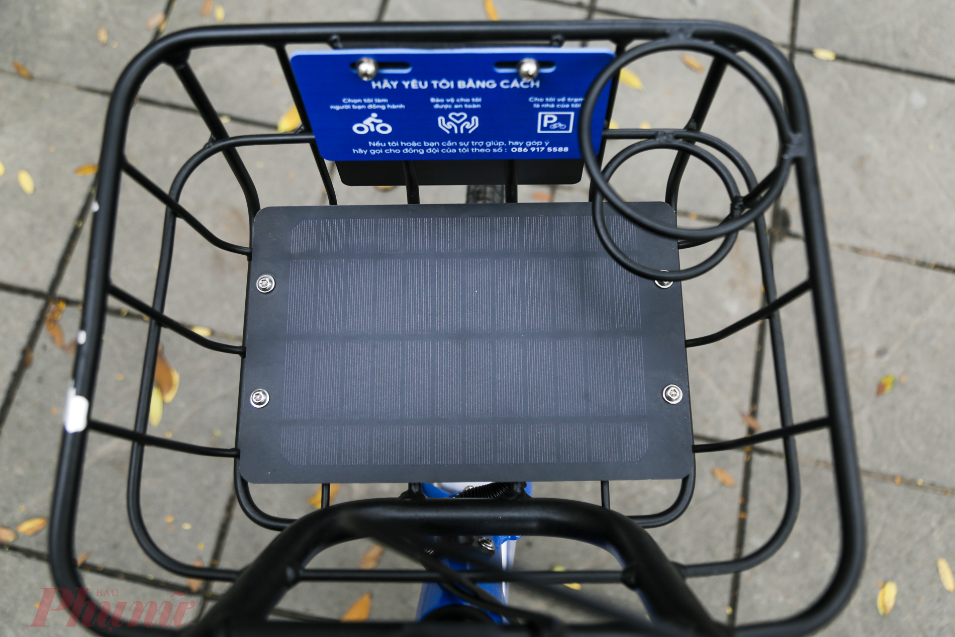 Tấm pin năng lượng mặt trời được sử dụng sạc cho hệ thống điện của xe.