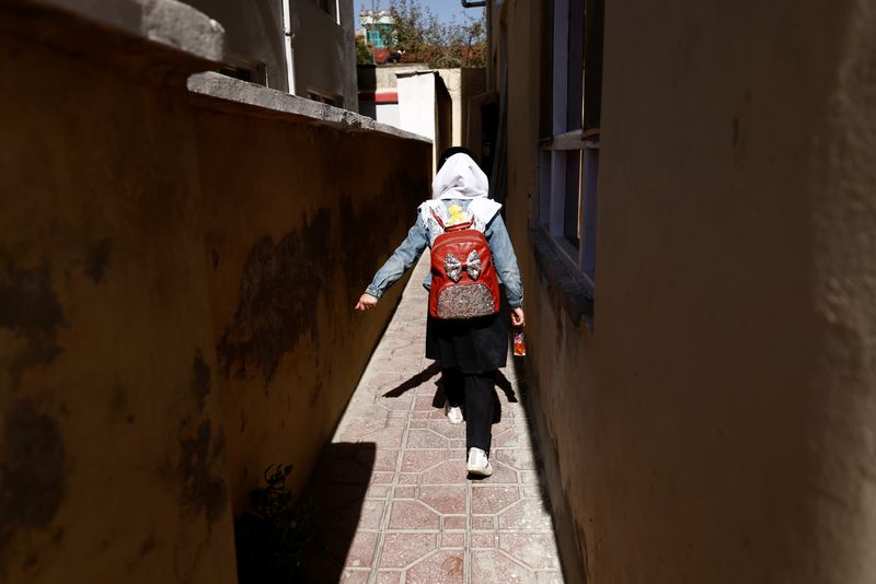 Một nữ sinh phải quay trở về nhà sau khi bị ngăn cản không cho phép vào lớp hôm 23/3 - Ảnh: Zohra Bensemra/Reuters