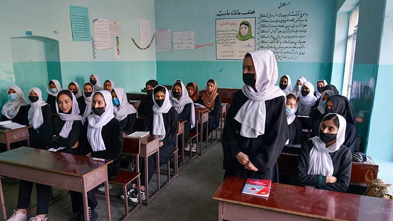 Nữ sinh một trường phổ thông ở thủ đô Kabul vừa bắt đầu tiết học buổi sáng 23/3 thì nhận được lệnh đóng cửa - Ảnh: AFP