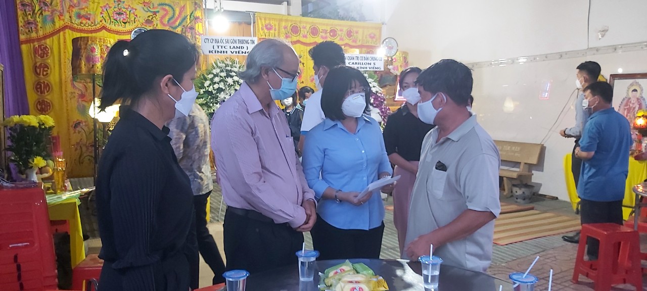 Bà Trần Thị Huyền Thanh – Phó Chủ tịch Hội LHPN TP đại diện đoàn gởi 23 triệu đồng hỗ trợ gia đình nạn nhân