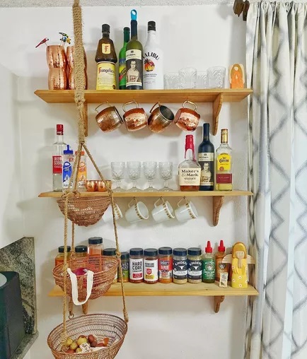 Kệ đơn giản kệ bếp mở với đồ dùng quầy bar  @adriankaaddy / Instagram Lắp đặt giá mở trong nhà bếp có thể là một cách tuyệt vời để tận dụng không gian tường trống trong khi trưng bày tất cả các vật dụng cần thiết trong nấu nướng của bạn — và những chai rượu và rượu yêu thích của bạn. Thiết lập không rườm rà này giúp mọi thứ trong tầm mắt, giúp bạn dễ dàng lấy nguyên liệu theo ý thích.