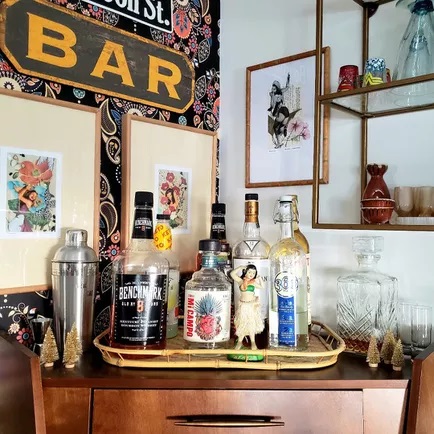  trong số 36 Góc uống nước xe đẩy ở góc  @thethriftymushroom / Instagram Một góc thoáng cũng là không gian tuyệt vời để thiết lập một ngóc ngách trong quán. Hãy thoải mái treo các tác phẩm nghệ thuật tương ứng với chủ đề — chỉ vì bạn đang pha cocktail ở nhà không có nghĩa là bạn không thể tái tạo các yếu tố của lỗ tưới cây yêu thích của mình.