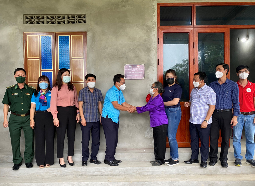 Lãnh đạo Ủy ban MTTQ Việt Nam TPHCM chúc mừng gia đình được hỗ trợ xây nhà.
