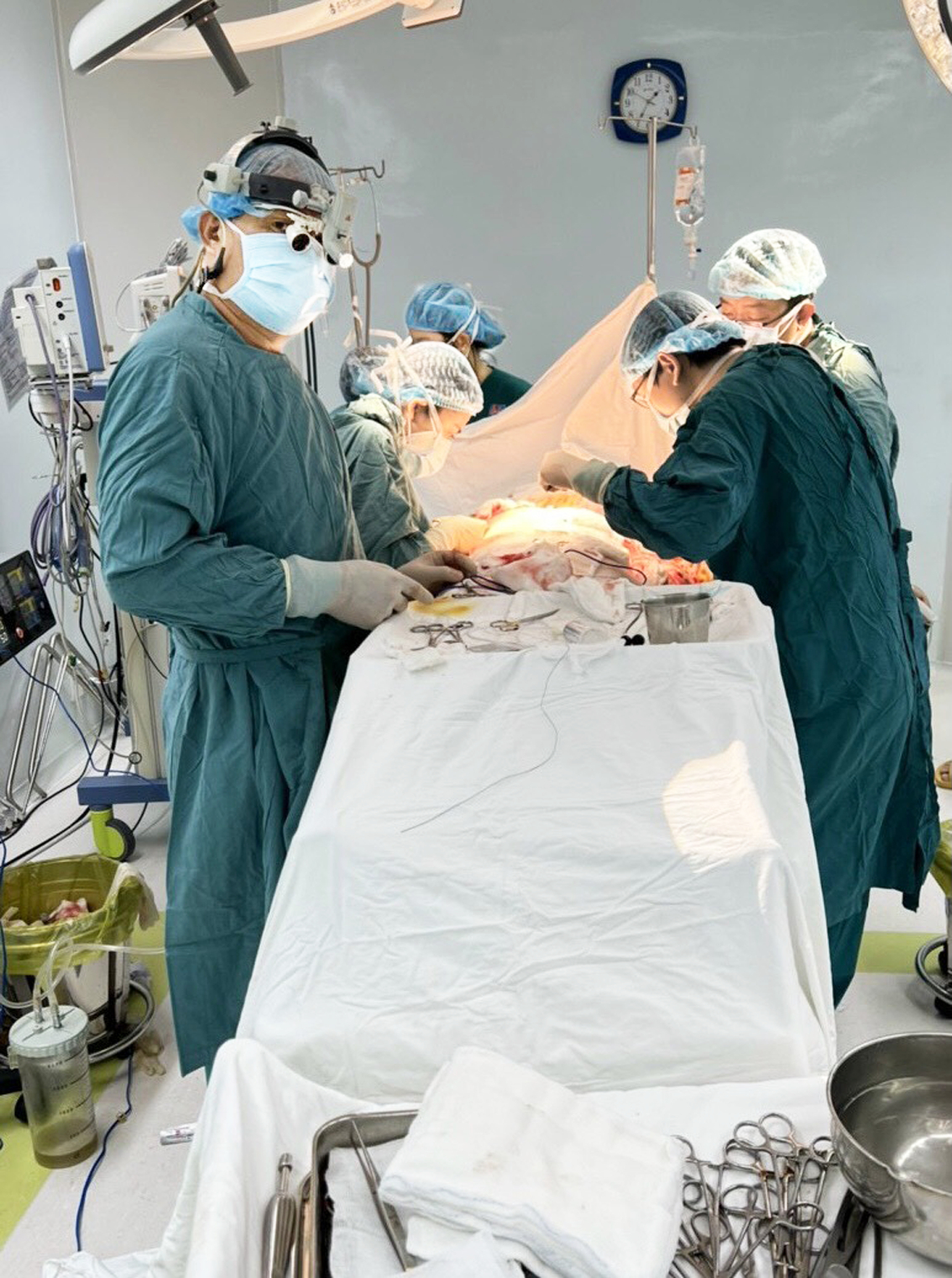 Các bác sĩ tại Khoa Phẫu thuật tạo hình thẩm mỹ Bệnh viện Nguyễn Tri Phương đang thực hiện một ca nâng ngực - ẢNH: BÁC SĨ CUNG CẤP