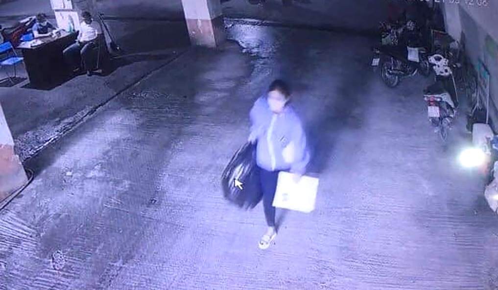 Hình ảnh Ban mang theo đồ đạc bỏ đi sau khi gửi lại xe máy ở tầng hầm chung cư