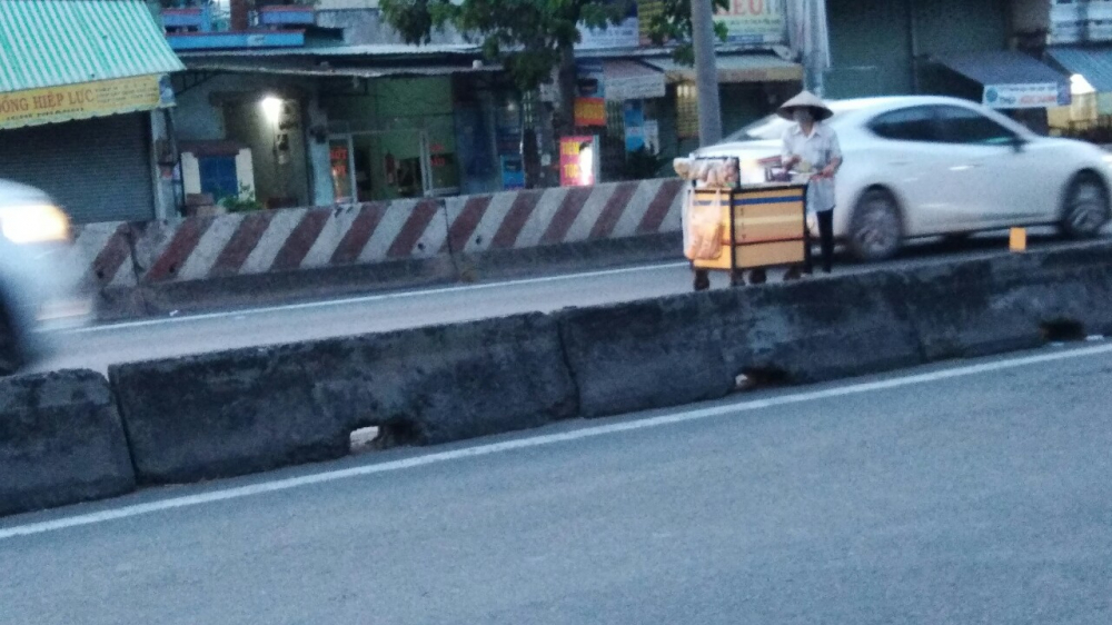 Những xe hàng rong thế này hoạt động nhiều ngày tháng, bị người dân phản ánh rất nhie52u vì cản trở lưu thông, nguy hiểm cho người qua lại,  chưa được 