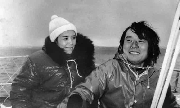Ông Kenichi Horie và vợ trên một chuyến ra khơi năm 1979 - Ảnh: Getty Images