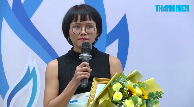 Tác giả Kem Ly phát biểu khi nhận giải thưởng.