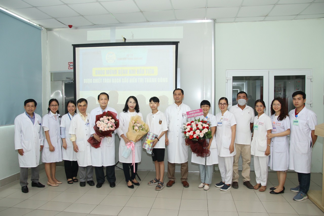Đại diện Ban giám đốc và Trung tâm Nhi khoa Bệnh viện T.Ư Huế tặng quà cháu Nguyễn Tuấn H. 