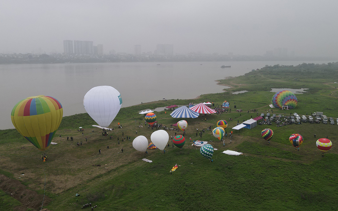 Sáng nay (25/3), Lễ hội Khinh khí cầu trong chương trình Du lịch Hà Nội chào 2022 - Get on Hanoi 2022 đã chính thức được khai mạc tại khu vực bãi Sông Hồng (quận Long Biên, Hà Nội).