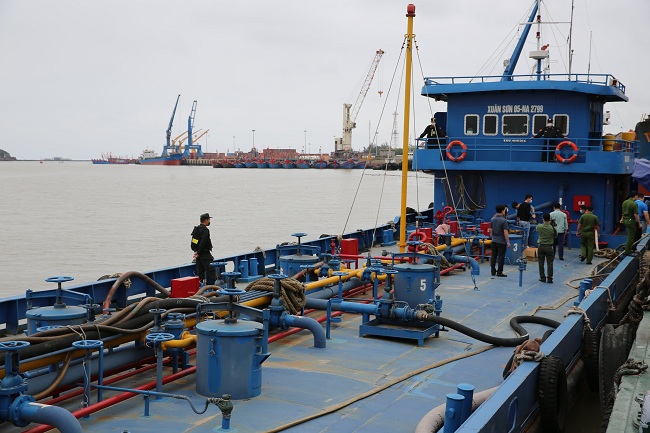 Tàu Xuân Sơn 5 đang chở 1 triệu lít xăng lậu bị lực lượng công an phát hiện, thu giữ
