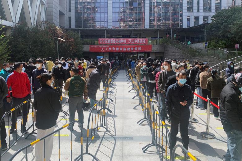 Người dân xếp hàng chờ xét nghiệm COVID-19 tại Thượng Hải, ngày 24/3.