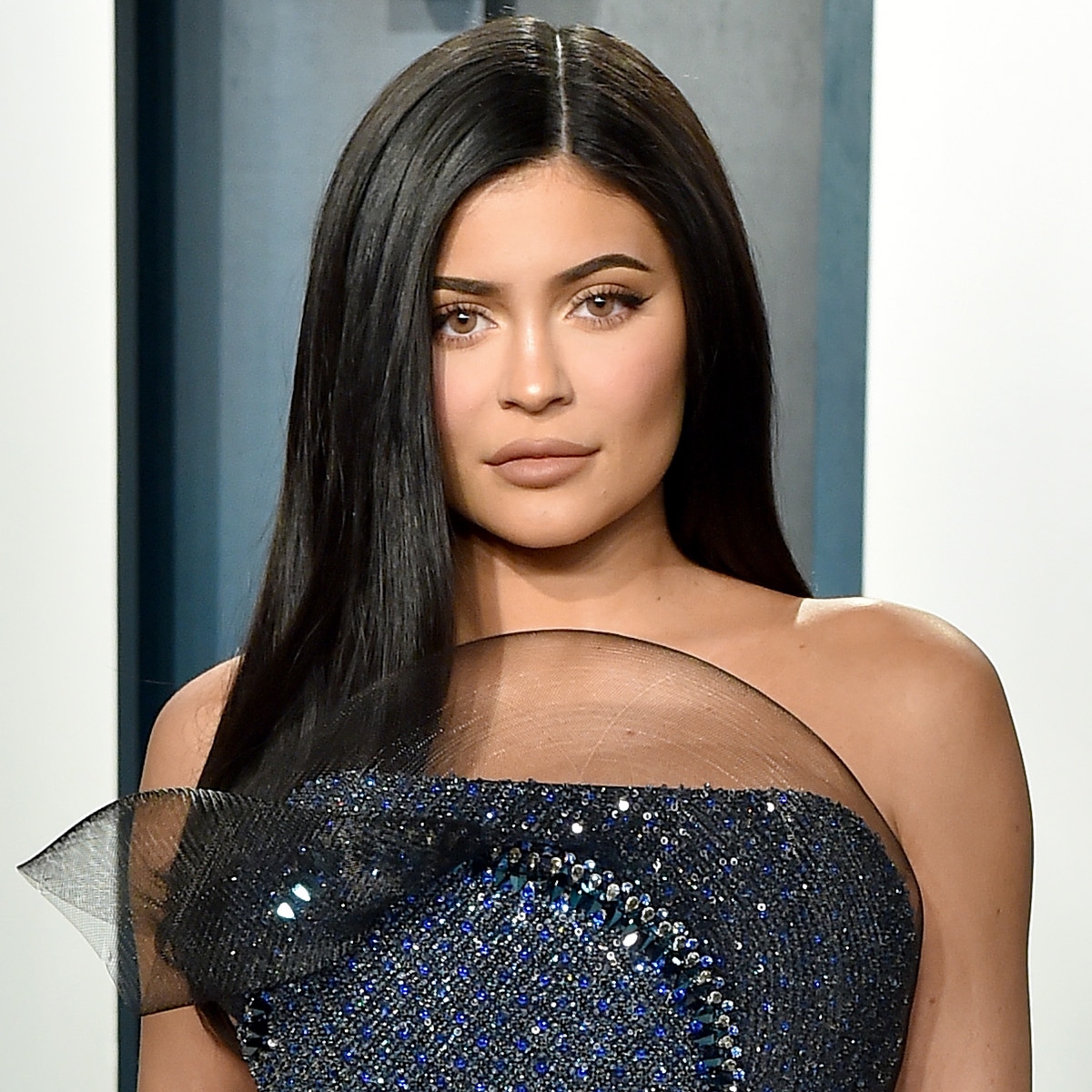 Kylie Jenner hối hận vì bom môi quá đà.