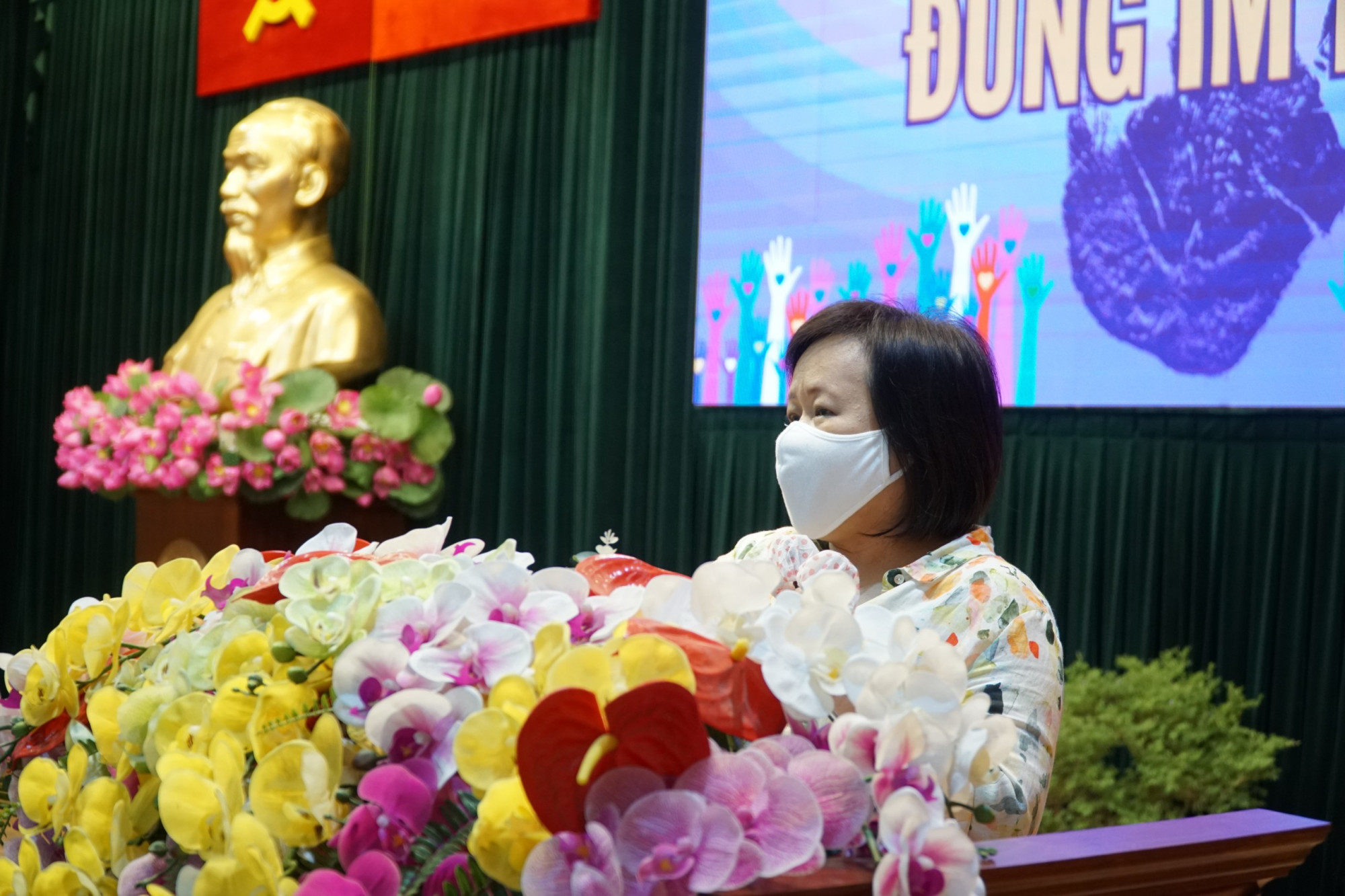 Bà Tạ Thị Nam Hồng - Phó tổng biên tập Báo Phụ Nữ TPHCM phát biểu khai mạc chương trình - Ảnh: Tam Nguyên