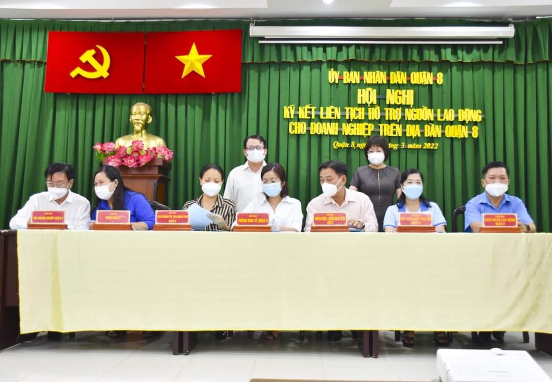 Bà Nguyễn Thị Thiên Nga - Chủ tịch Hội LHPN Q.8 (thứ hai từ phải sang) tham gia lễ ký kết