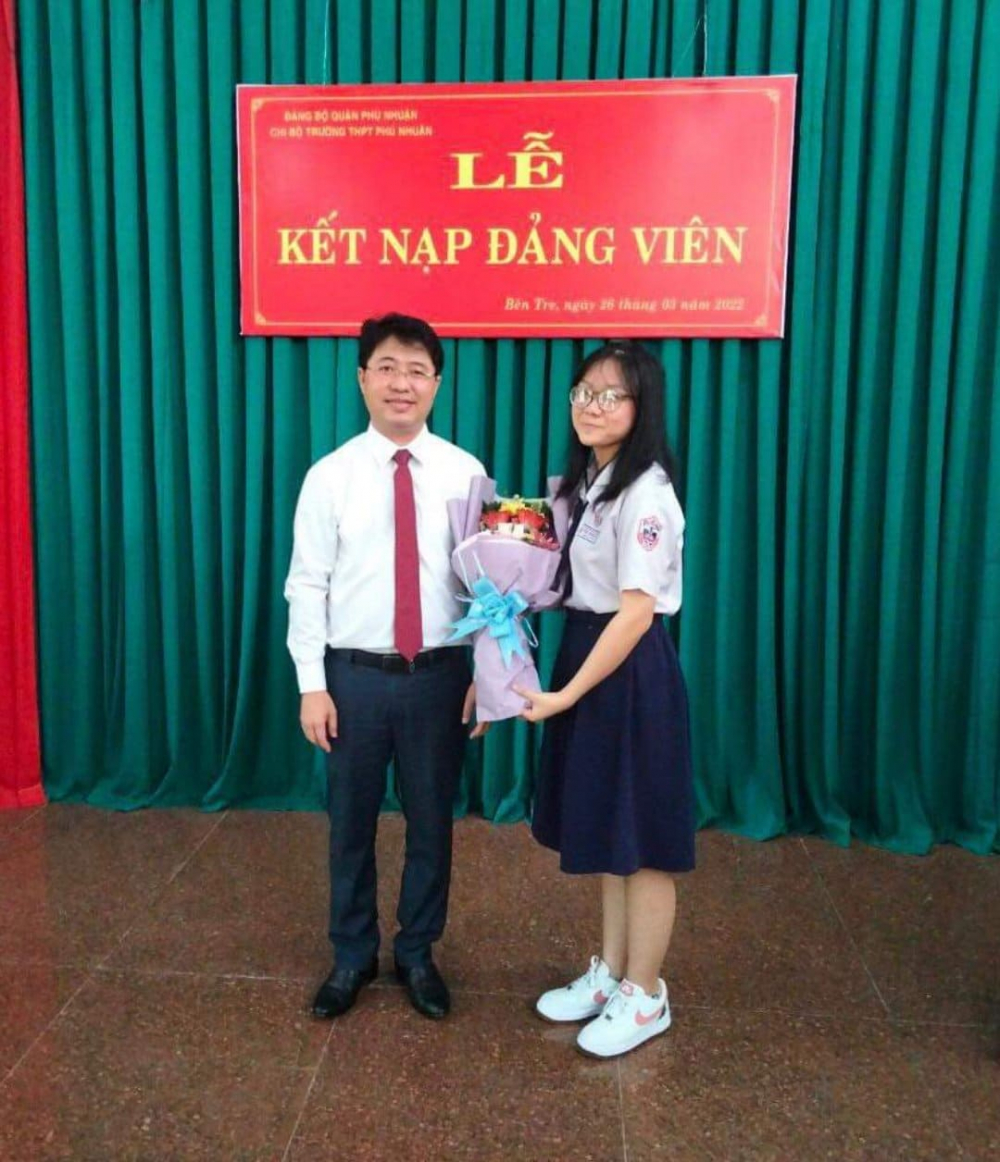 Bí thư Quận ủy Phạm Hồng Sơn trao Quyết định của Ban Thường vụ Quận ủy về kết nạp quần chúng Trần Thị Minh Tú.
