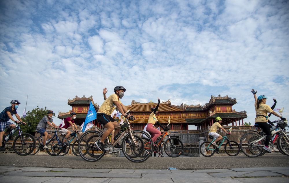 Sau nghi thức phát động chương trình tại sân Nghinh Lương Đình, đoàn người đạp xe đã đi qua nhiều tuyến đường và các điểm di tích ở TP.Huế 