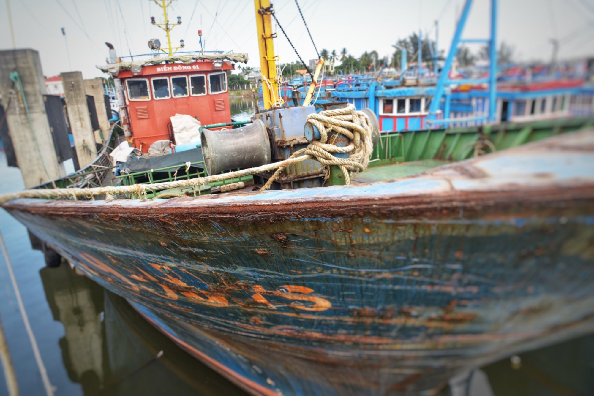 Chiếc tàu vỏ thép của ngư dân Võ Văn Hân neo bờ, bị đưa ra đấu giá nhưng chưa ai đăng ký mua