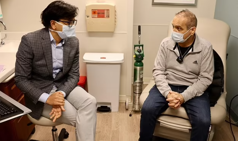 Ankit Bharat (trái), một bác sĩ thuật toán tại Northwestern Medicine ở Chicago, cho biết việc ghép ống cho bệnh ung thư phổi là vô cùng phổ biến và rất ít trường hợp được báo cáo. Khoury (phải) là một cử nhân vì bệnh ung thư của anh ấy ít lây lan