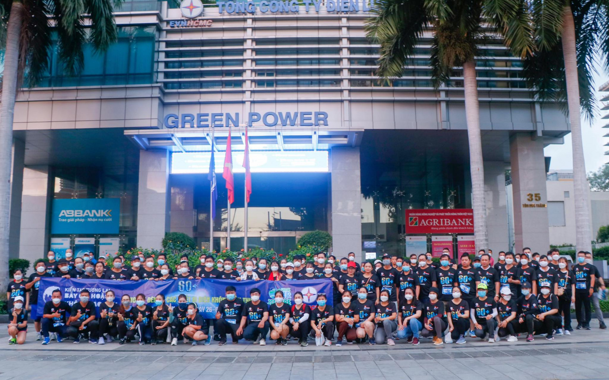 Đông đảo đoàn viên, người lao động Tổng công ty Điện lực TPHCM nhiệt tình hưởng ứng Chiến dịch Giờ Trái đất năm 2022 - Ảnh: Văn Thắng, Chi Lan