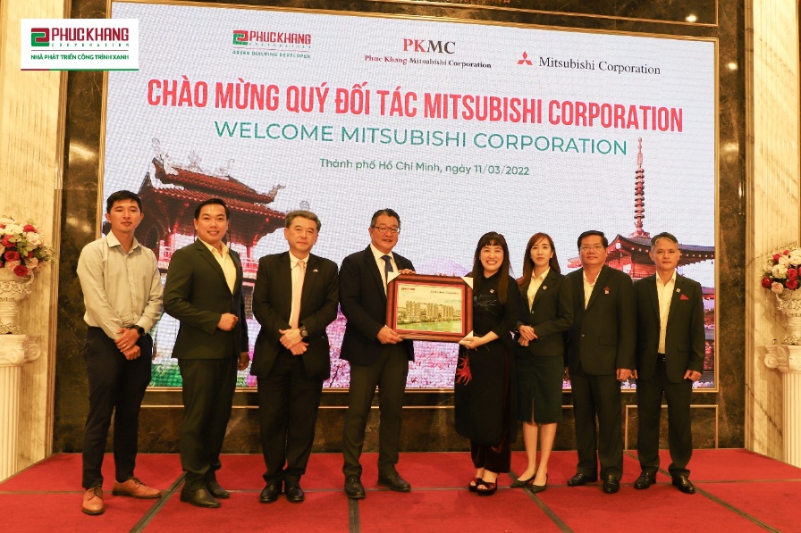 Bà Lưu Thị Thanh Mẫu (áo dài) cùng đại diện Ban lãnh đạo Phuc Khang Corporation trong buổi lễ đón tiếp đại diện Mitsubishi Corporation Việt Nam - Ảnh: Phúc Khang