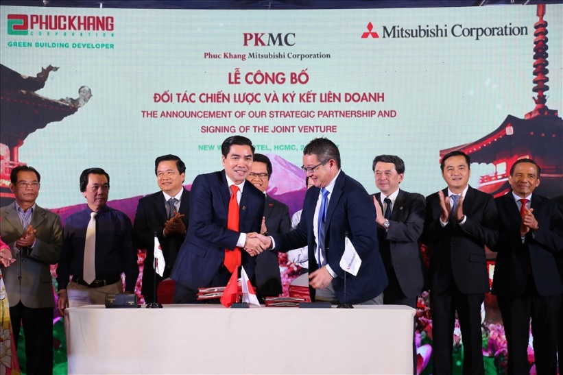 Ông Trần Tam (caravat đỏ) - Chủ tịch Hội đồng quản trị Phuc Khang Corporation trong buổi lễ ký kết liên doanh với đối tác Nhật Bản - Mitsubishi Corporation