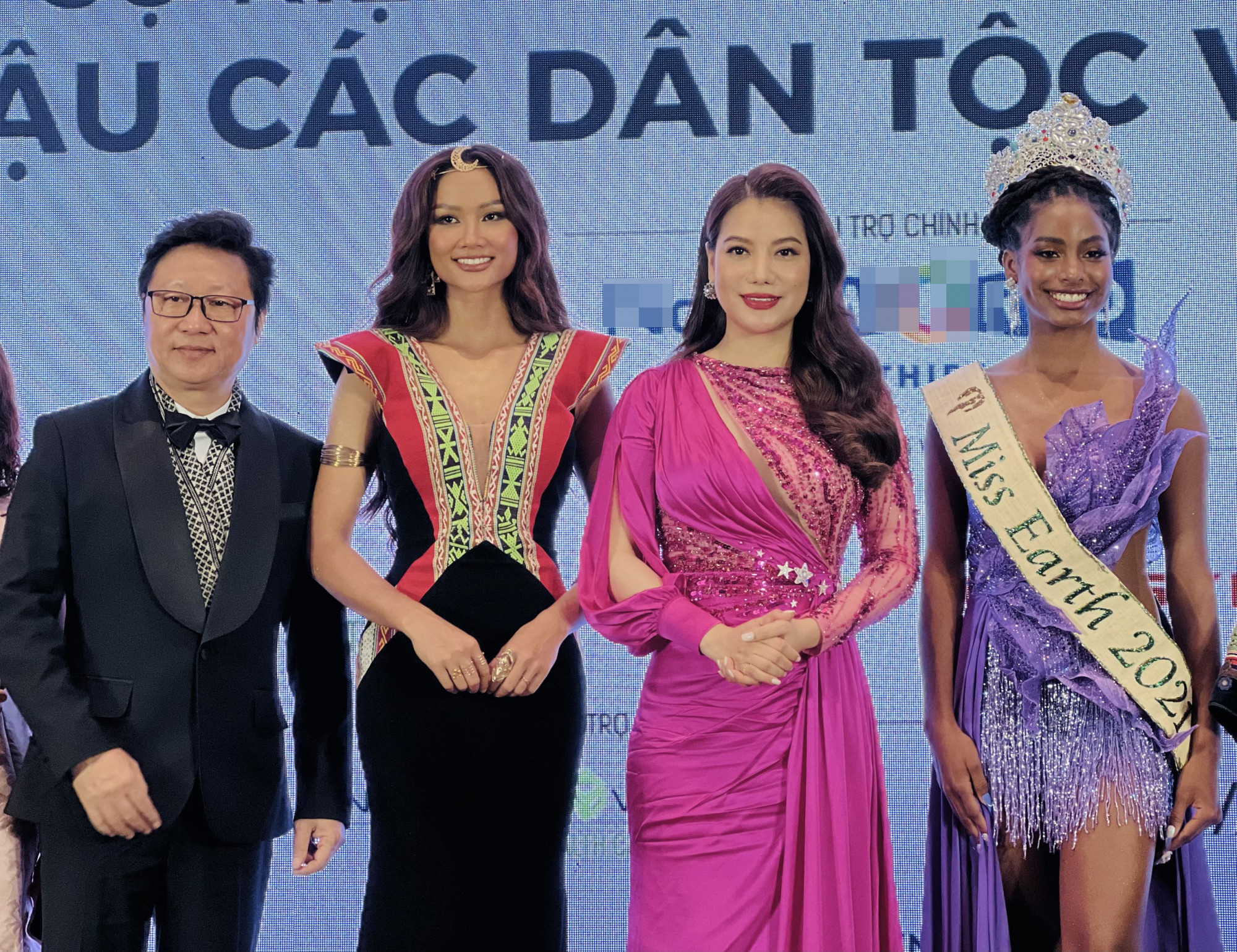 Từ trái qua: NTK Sĩ Hoàng, hoa hậu H'Hen Niê, Trương Ngọc Ánh và Hoa hậu Trái đất 2021 Destiny Wagner