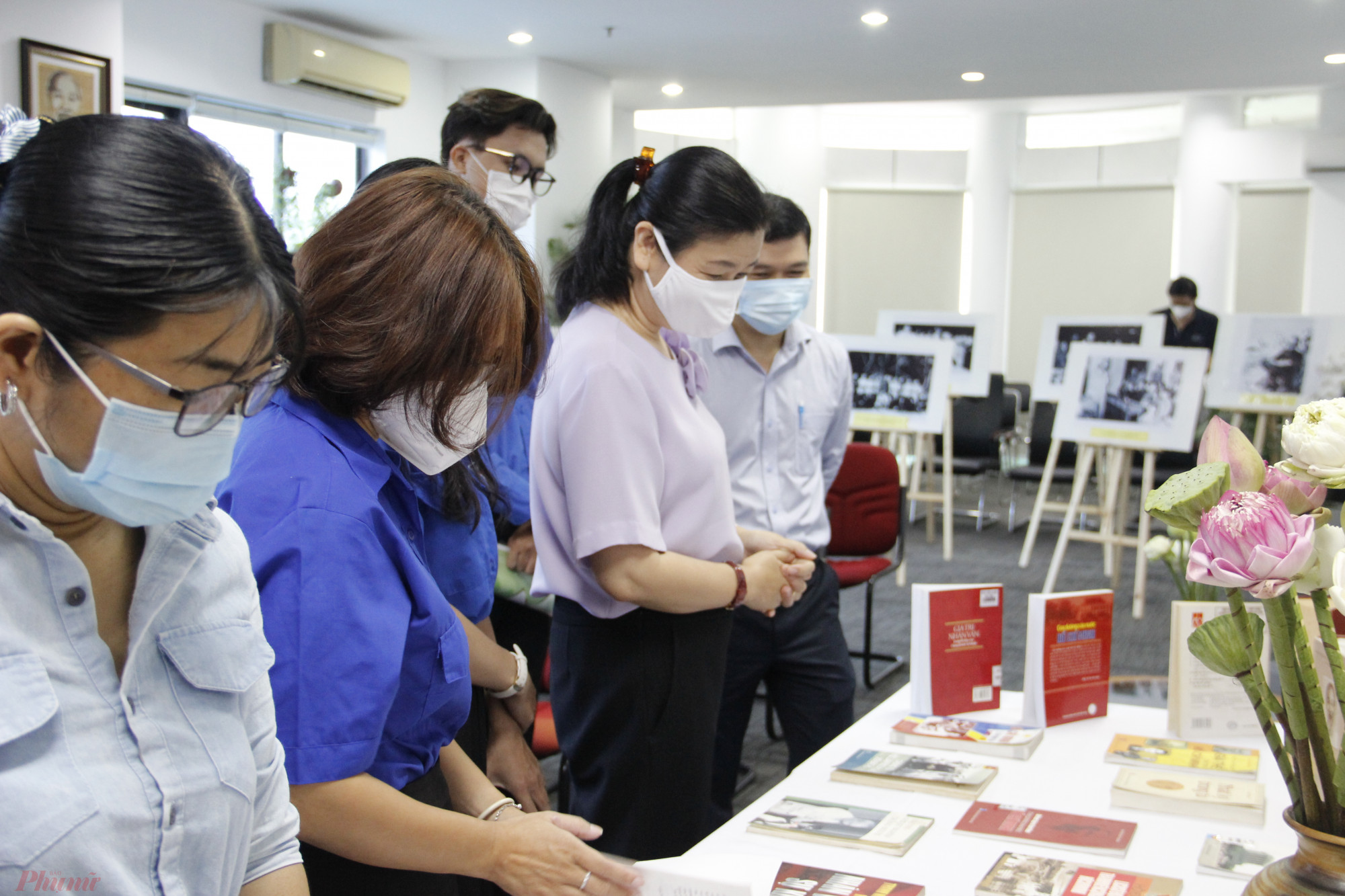 Các đại biểu tham quan khu vực triển lãm sách và ảnh về Bác Hồ - ảnh: Sơn Vinh.